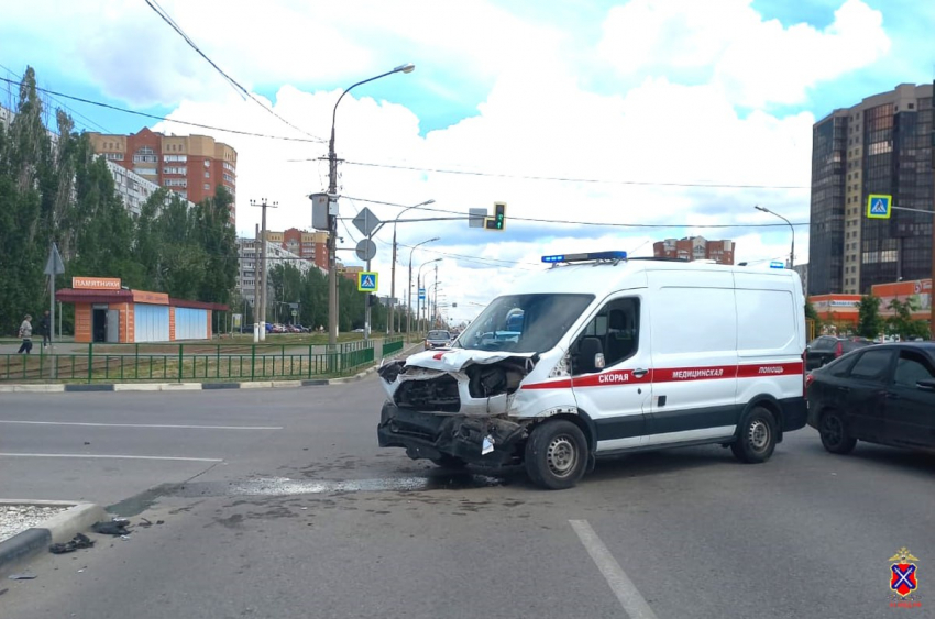 Иномарка протаранила скорую с мигалками в Волжском