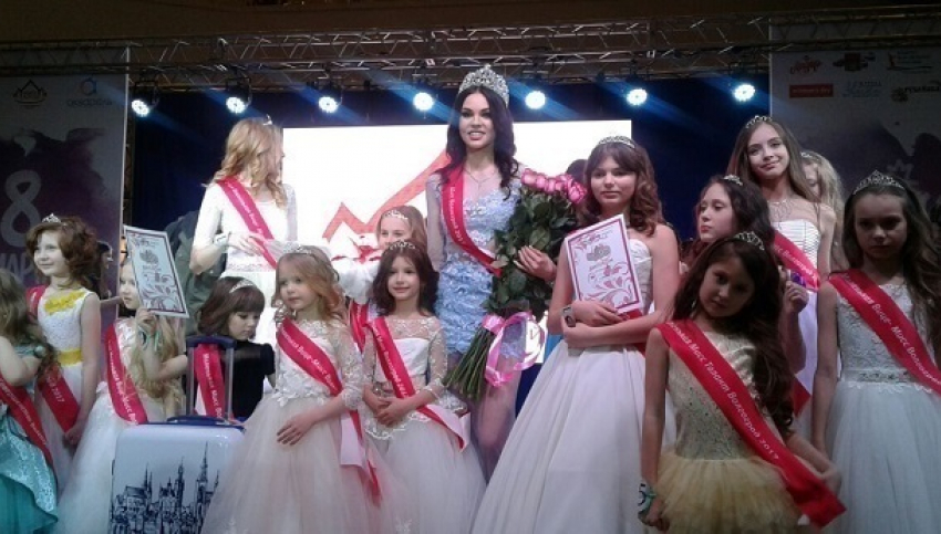 Победительница конкурса «Мисс Волгоград-2017» покорила жюри голосом и откровенным платьем со стразами