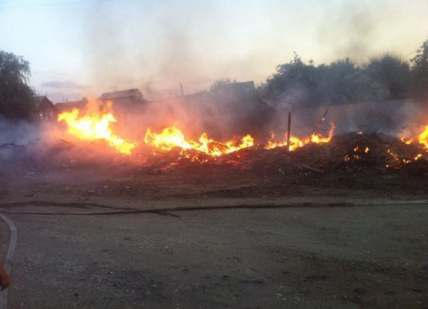 На севере Волгограда горящий мусор угрожает поджечь жилые дома