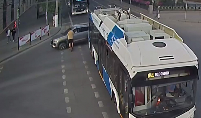 «Куда смотрел?»: самокатчик эпично протаранил легковушку на видео в центре Волгограда  