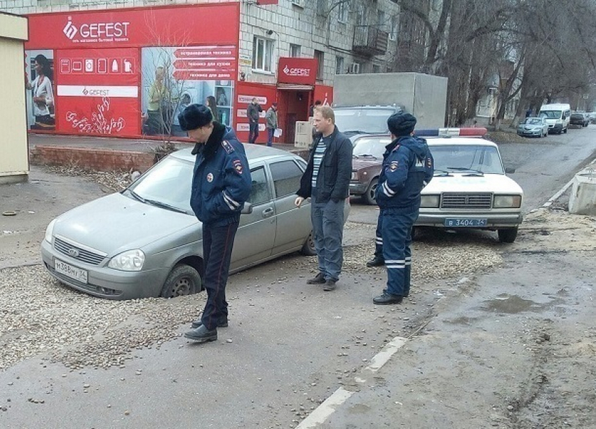 "Лада» провалилась в асфальт на юге Волгограда