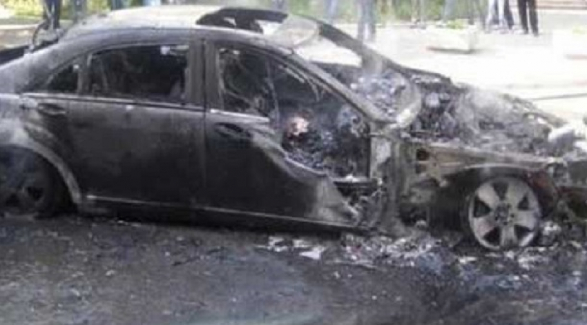 Mercedes сожгли ночью в Ворошиловском районе Волгограда
