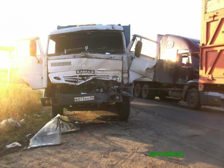 Под Волгоградом в ДТП столкнулись два КАМАЗа