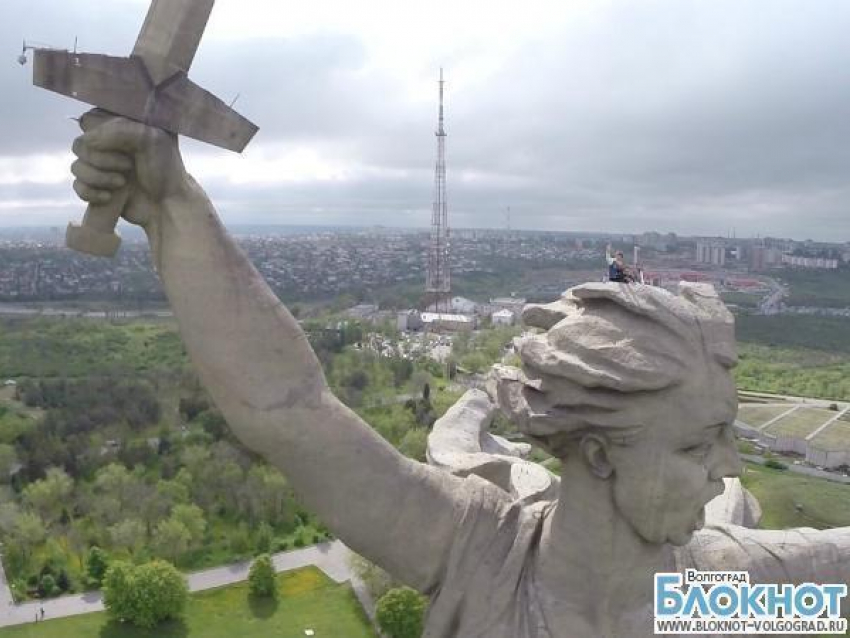 Волгоградские блогеры сделали selfie на голове Родины-мать