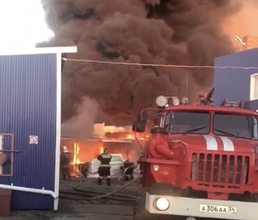 Опубликовано видео крупного пожара в Дзержинском районе Волгограда