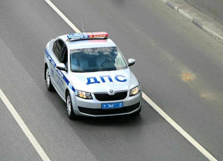 Случайный прохожий в Волгограде напал на двух сотрудников ДПС