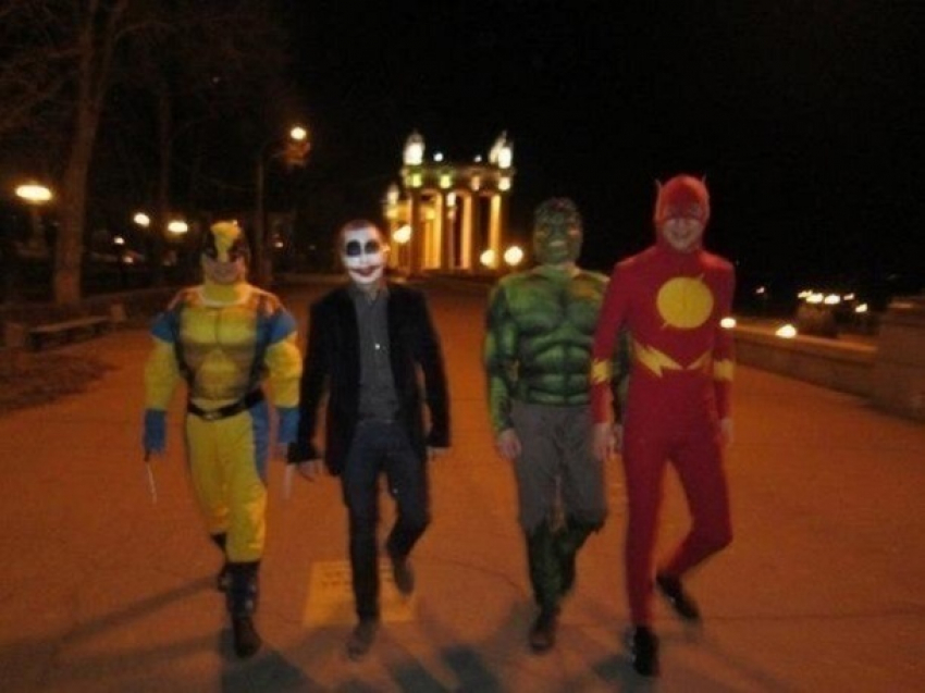 По улицам ночного Волгограда разгуливают супергерои