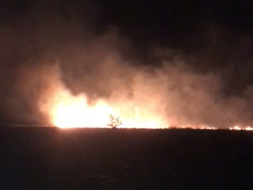 Грандиозные ночные пожары в степях под Волгоградом сняли на видео