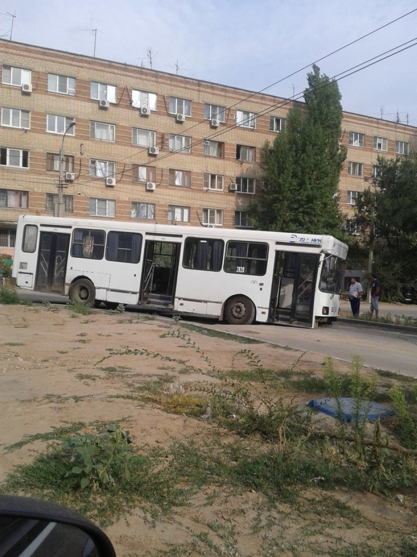 В Дзержинском районе Волгограда под автобусом провалился асфальт