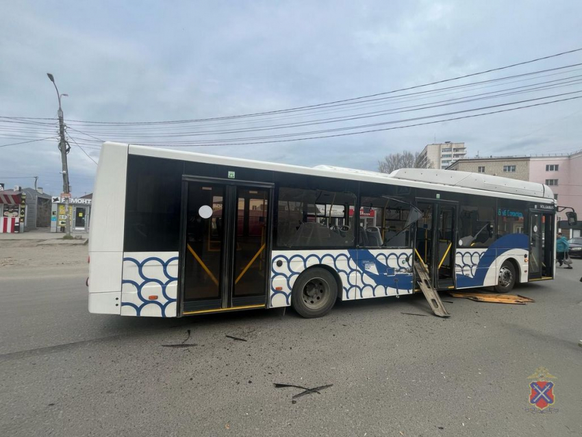 От удара разлетелись окна: кадры с места аварии 55-го автобуса в Волгограде