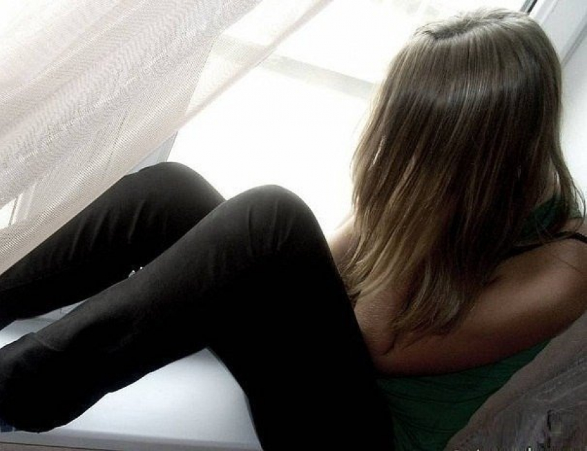 Под Волгоградом 16-летняя девочка серьезно пострадала, перелезая через забор