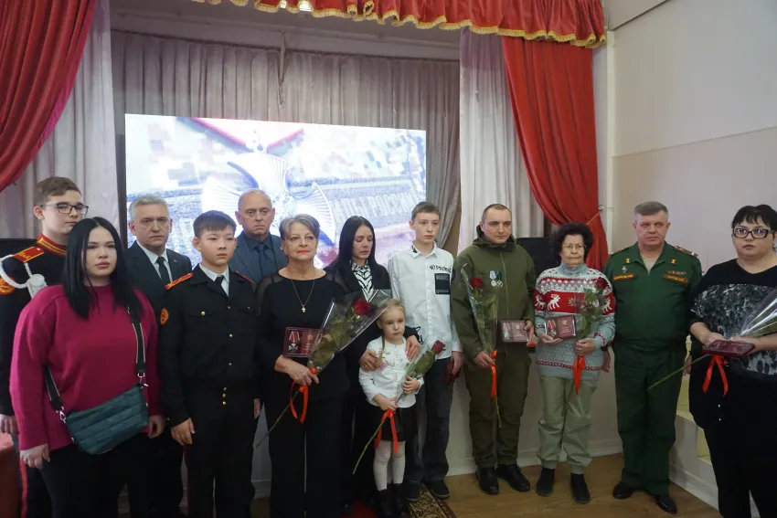 Под Волгоградом родным пятерых погибших бойцов передали ордена Мужества 