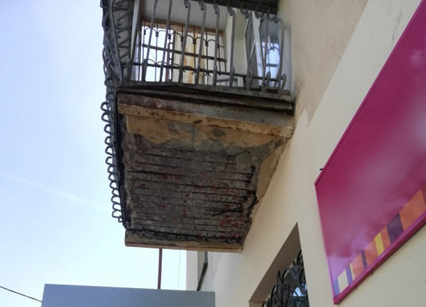 Спаслась чудом: балкон рухнул в метре от волгоградки