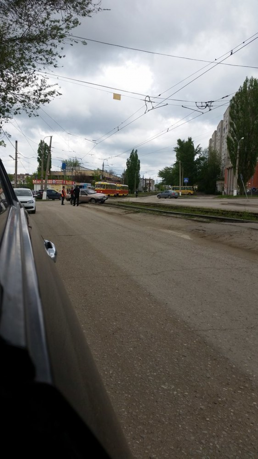 В Волгограде пьяный водитель ВАЗ устроил пробку, застряв на трамвайных путях