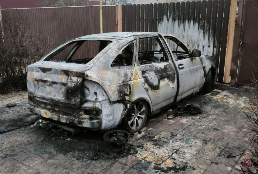 Странный соседский поджог машины попал на видео под Волгоградом