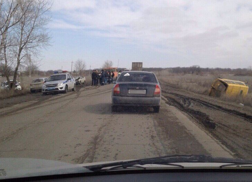 Маршрутка перевернулась после тройного ДТП под Волгоградом