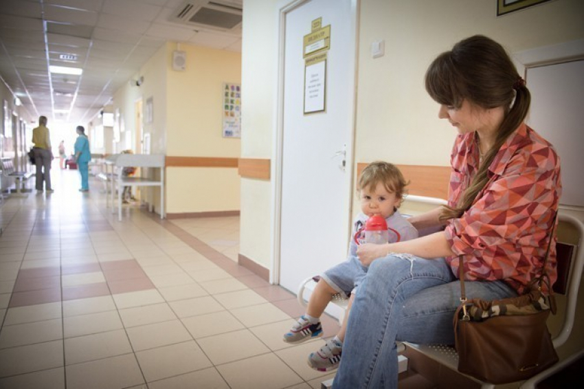 Врачи поликлиники Волгограда отказали в медпомощи двум маленьким сестренкам с температурой