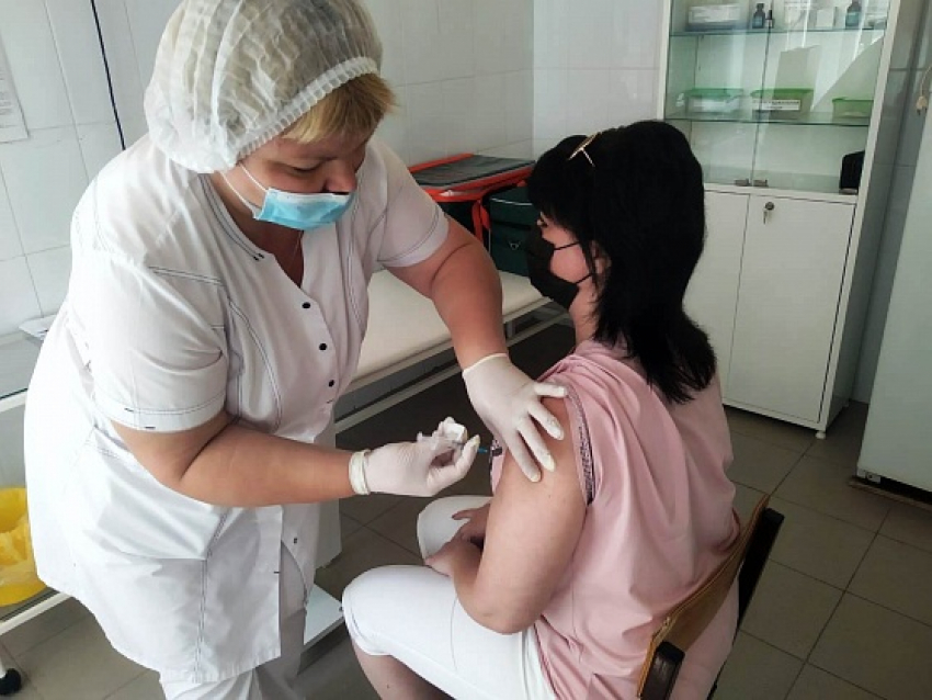 В составе вирус, а не его фрагменты: в Волгоградскую область пришла первая партия вакцины «КовиВак»