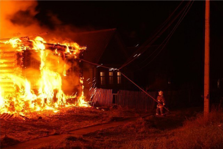 При пожаре под Волгоградом погибли двое детей и их мама