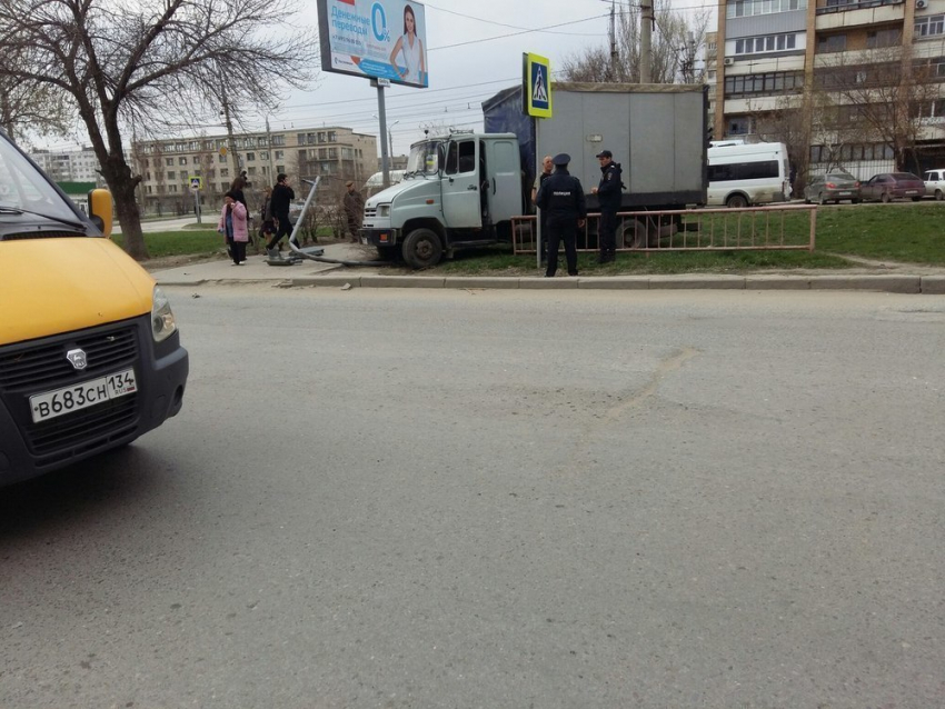 ЗИЛ вылетел на газон и снес светофор на севере Волгограда