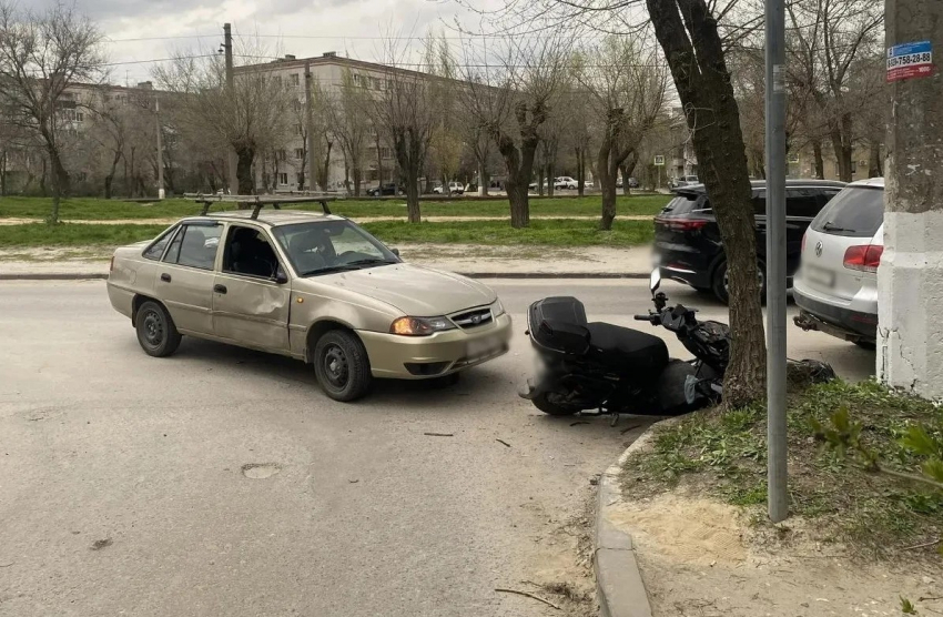 Пенсионер за рулем Daewoo не уступил дорогу и влетел в скутер в Волгограде