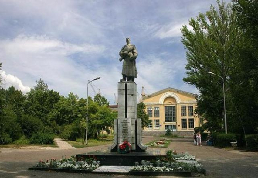 Школьники в Волгограде высадят островки мужества