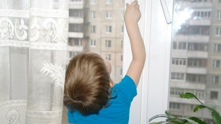 7-летний мальчик упал с третьего этажа на севере Волгограда