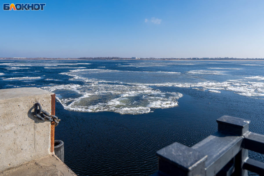 Маршрут речного трамвая изменили из-за опасных льдов Волги в Волгограде 