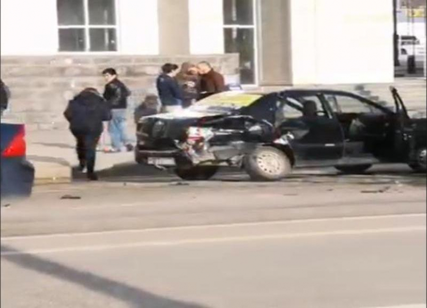 «Яндекс. Такси» и «Газель» не поделили дорогу напротив «Волгоград Арены» 