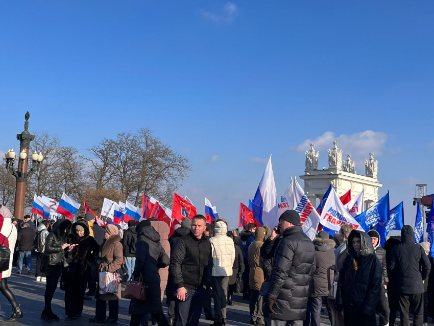 Грелись аплодисментами: патриотический митинг-концерт в Волгограде вывел на мороз тысячи людей