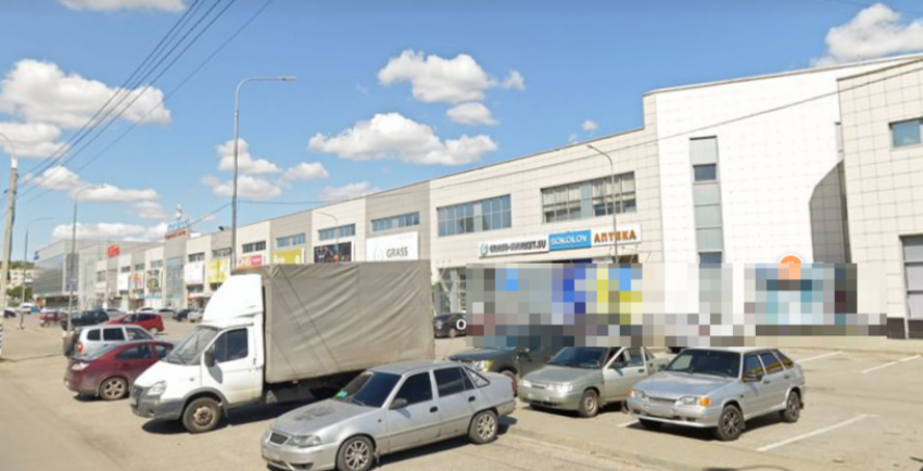 Юного мопедиста сбили на парковке ТЦ в Волгограде 