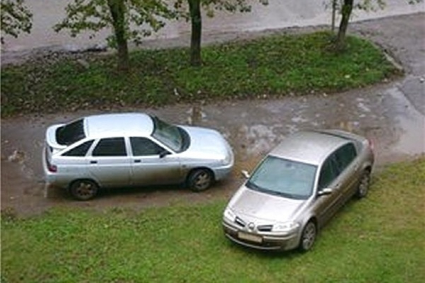 Волгоградцы-пешеходы просят ужесточить наказание за парковку на «зеленой зоне"