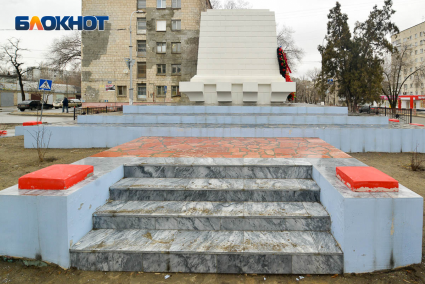 В Волгограде ремонт братской могилы доверили оскандалившемуся на ремонте дома-памятника подрядчику