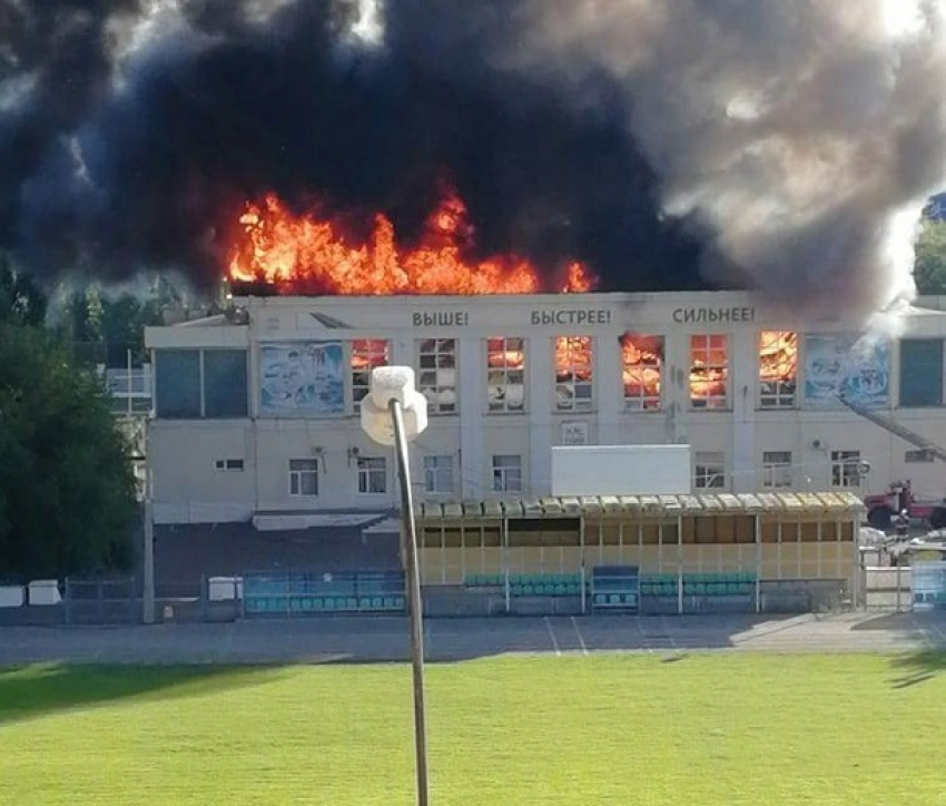 На видео попал горящий стадион в Волжском