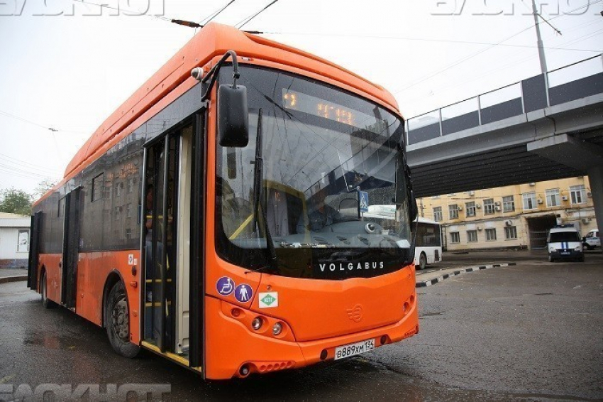 Пассажиры жалуются на переполненные автобусы на юге Волгограда