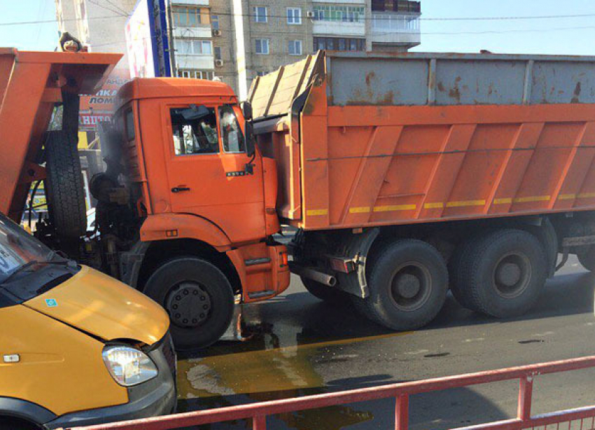 ДТП парализовало движение в обе стороны на юге Волгограда