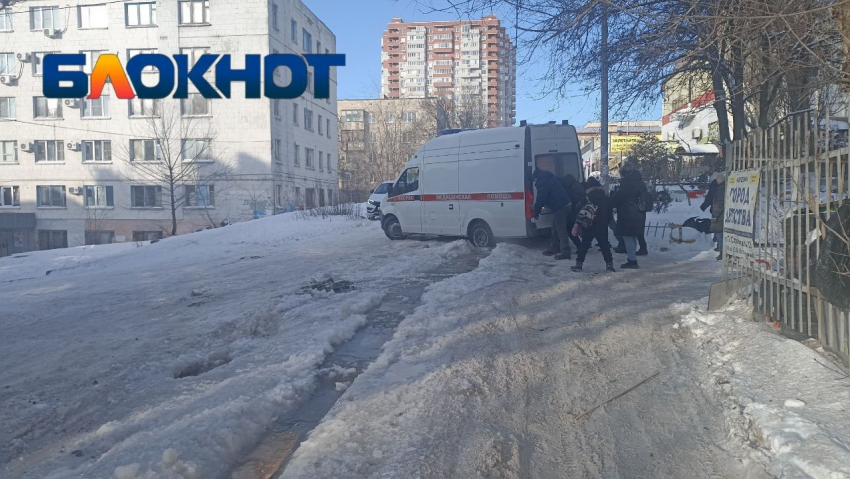 Застрявшую в канализационном потопе скорую пришлось толкать прохожим в Волгограде