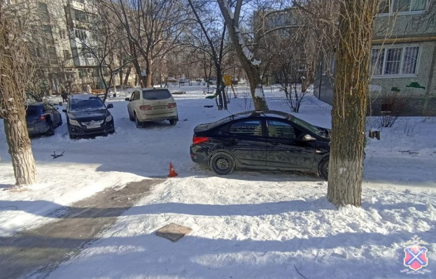 Автомобиль сбил ребенка на ледяной горке во дворе Волгограда