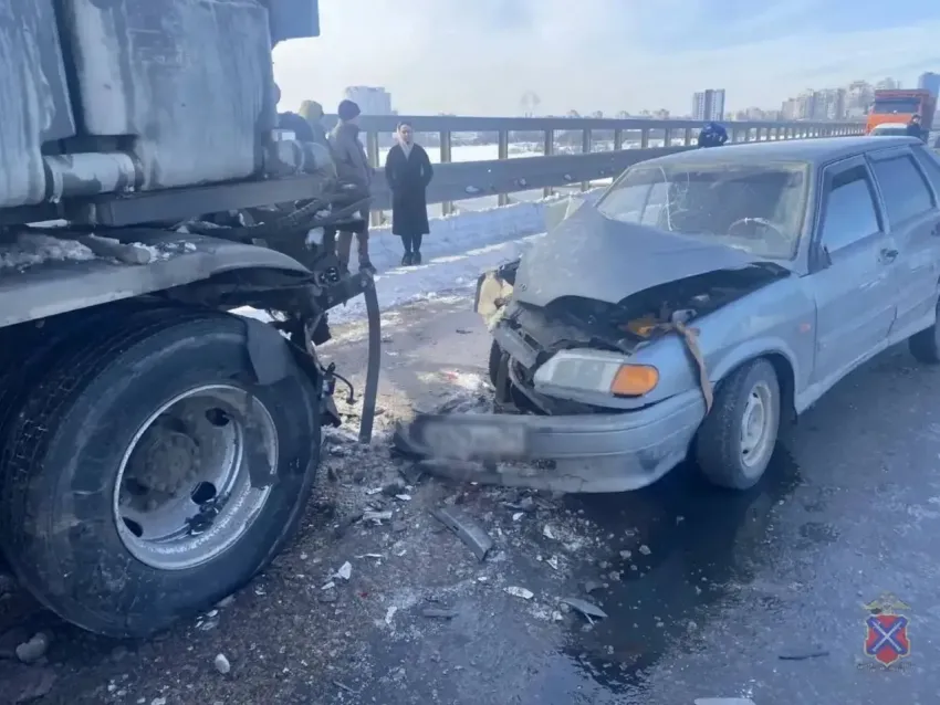 Водитель ВАЗа устроил массовое ДТП на «танцующем» мосту под Волгоградом