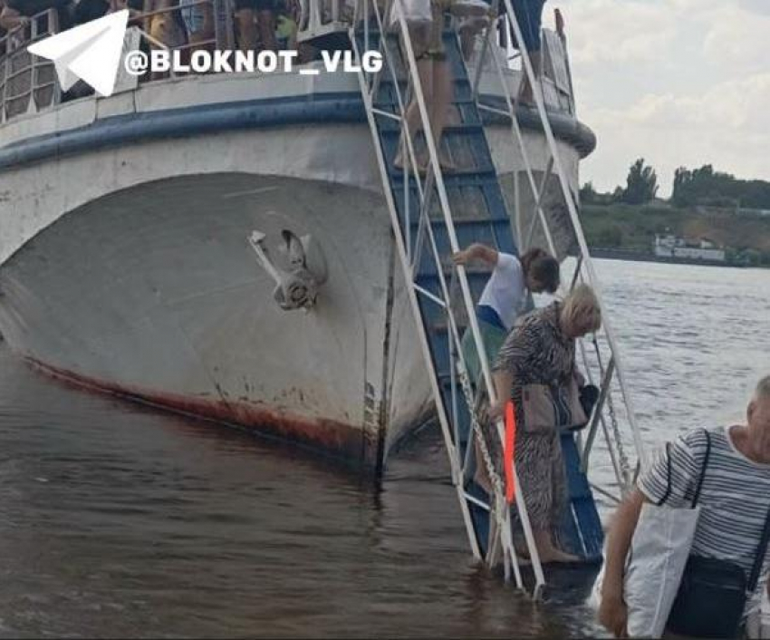 Высадку с речного трамвая в воду признали нормой в Волгограде