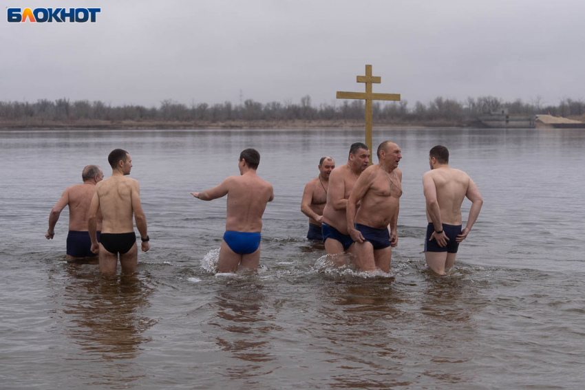 Более 20 тысяч волгоградцев погрузились в купели на Крещение 