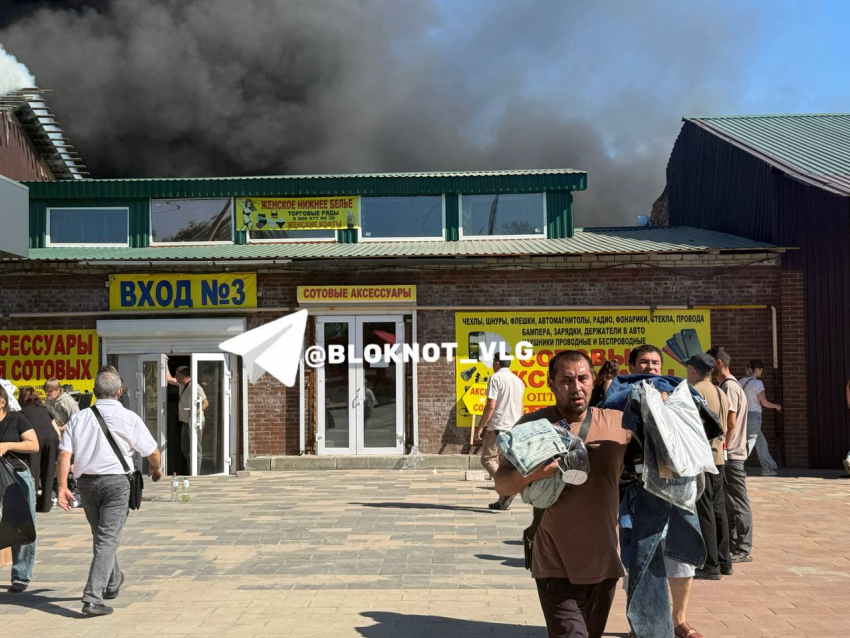 Шланг у пожарных забрали торговцы горящего рынка в Волгограде в надежде спасти товар 