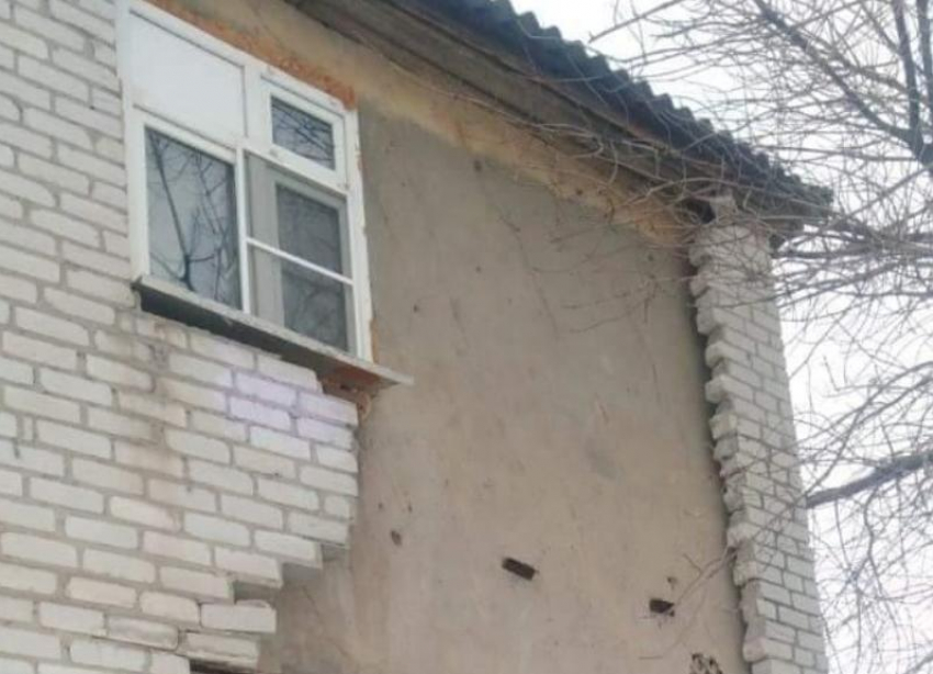 Причиной стал штормовой ветер: мэрия Волгограда прокомментировала обрушение стены жилого дома 