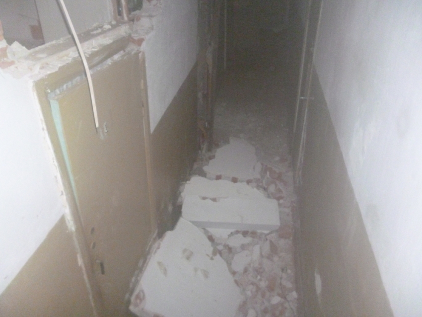 На юге Волгограда рухнул потолок в семейном общежитии