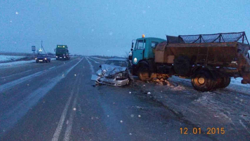 Под Волгоградом водитель иномарки врезался в грузовик: пострадали двое