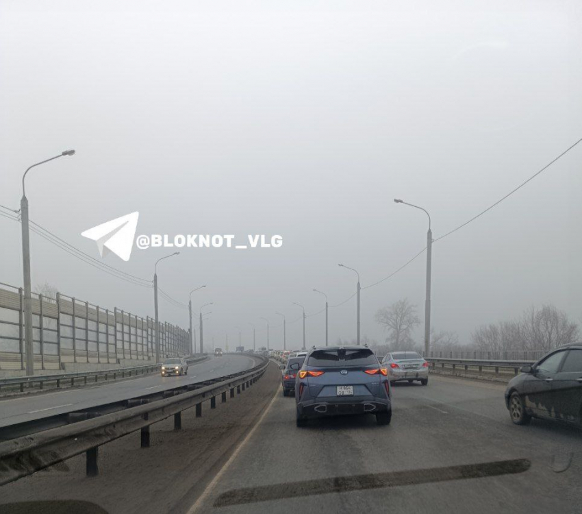 «Другого пути у нас нет»: на гигантскую пробку на Волгоградском мосту жалуются автомобилисты