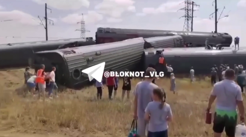 Пассажирский поезд сошел с рельсов в Котельниково: видео первых минут шок-ЧП