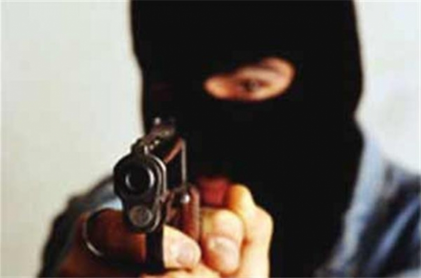 В Урюпинске двое в масках с ружьем ограбили заправку на 170 тысяч