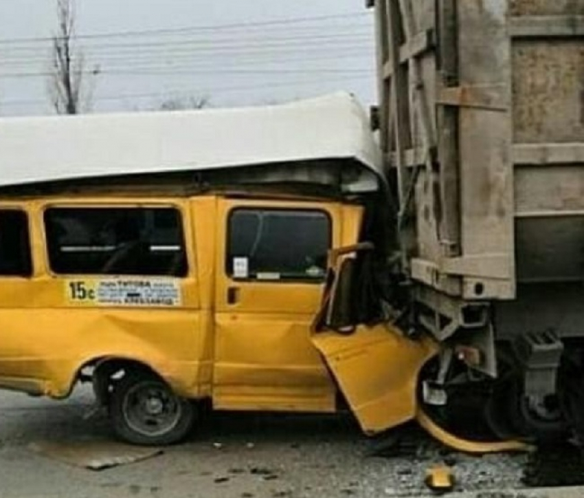 Маршрутка №15С с пассажирами на скорости протаранила грузовик в Волгограде