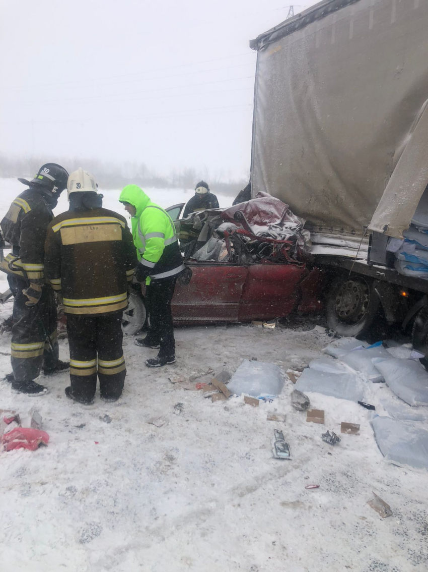 Под Волгоградом две фуры раздавили две легковушки на московской трассе: погиб мужчина